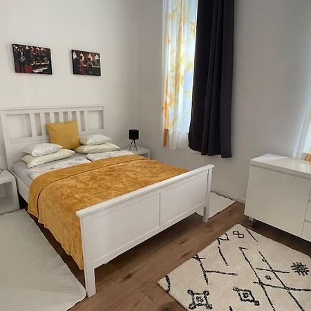 Stilvolle Wohnung Mit Terrasse/Garten Wina Bagian luar foto