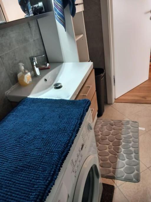 Stilvolle Wohnung Mit Terrasse/Garten Wina Bagian luar foto
